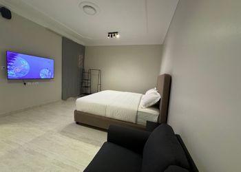 استديو بسرير ماستر وأثاث مريح 