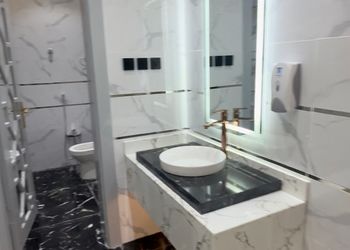 شاليه بجلسة تطل على مسبح خارجي 