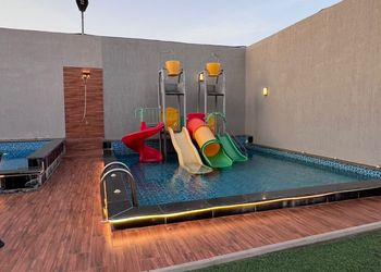 كوخ بجلسة خارجيه ومسبح خارجي