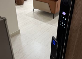 شقة بصالة أنيقة ودخول ذاتي