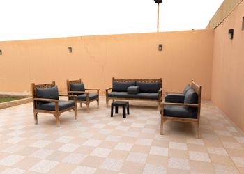 شاليه بمسطح أخضر وألعاب أطفال