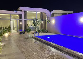 شاليه بمسبح خارجي وجلسة خارجية