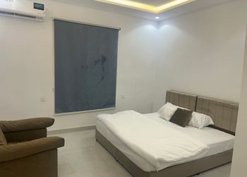 استديو بسرير مريح وأثاث بسيط