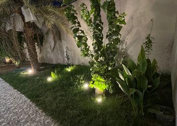 شاليه بجلسة خارجية وألعاب أطفال