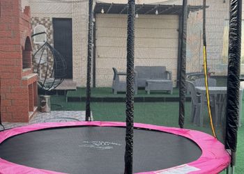 شاليه بمسطح اخضر ومسبح