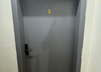 شقة بغرفة معيشة وغرفتين نوم 