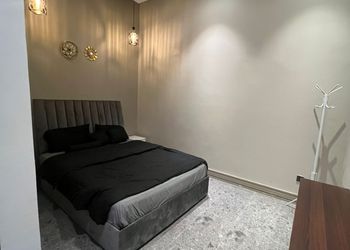 استراحة بجلسة مطلة على مسبح 