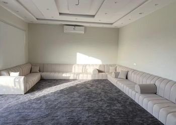 مزرعة بملعب طائره والعاب اطفال  