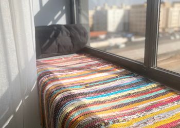 شقة بصالة وثلاث غرف نوم