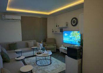شقة بدخول ذاتي وصالة أنيقة 