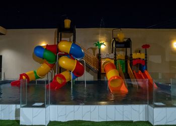 استراحة بمسبح بألعاب مائيه 