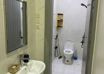 شقة بصالة وغرفة نوم وبأثاث بسيط
