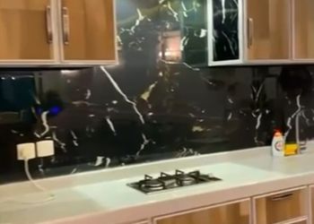 شاليه بألعاب مائية وجلسة خارجية