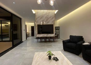 شاليه بجلسة تطل على مسبح خارجي 