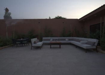 شالية انيق بجلسة ومسبح خارجية 