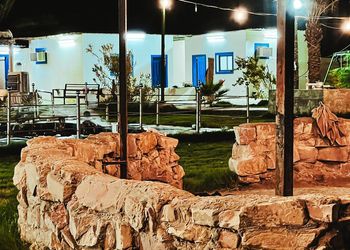 مزرعة بمسطحات خضراء وجلسة خارجية