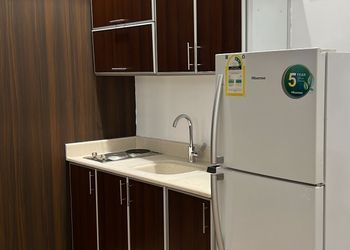 استديو بأثاث مريح وبسيط 