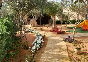 استراحة بمسطح اخضر ومجالس