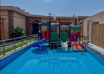 شاليه بألعاب مائية ومسطح اخضر