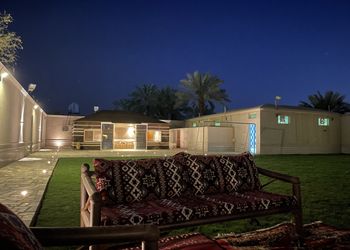 استراحة بمسبح داخلي ومسطح اخضر
