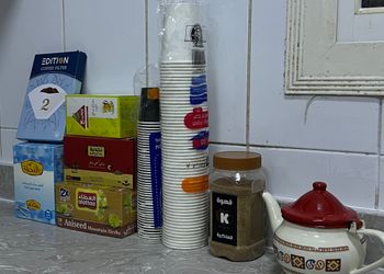 شقة بصالة جلوس وغرفتين نوم 