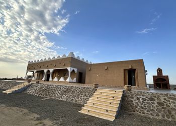 مزرعة بطابع تراثي وجلسة خارجية 