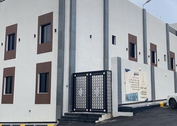 استديو بجلسة خارجية ودخول ذاتي