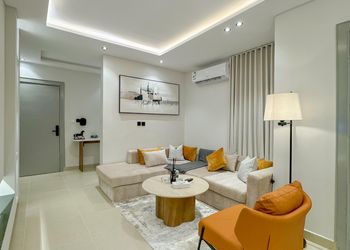 شقة بغرفة معيشة وغرفتين نوم 