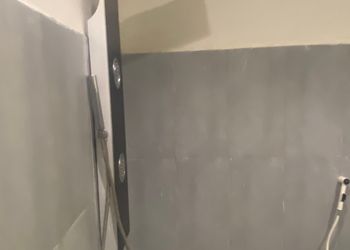 استديو بجلسة جانبية ودخول ذاتي 