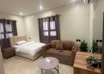 استديو بسرير فردي وجلسة جانبية