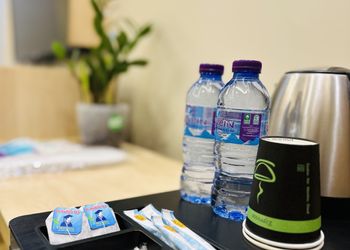 غرفة بأثاث مريح وبسيط