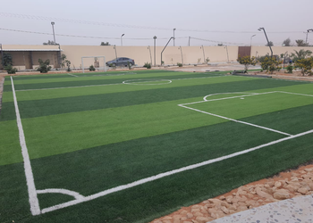 استراحة بألعاب أطفال وملعب كرة 