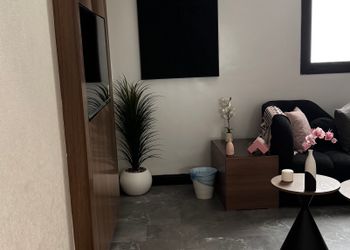 شقة بغرفة معيشة وغرفة نوم 