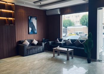 غرفة بسرير ماستر