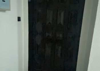شقة بصالة أنيقة وثلاث غرف نوم