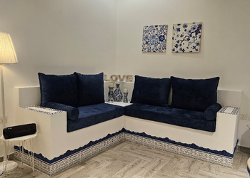 شالية بطابع يوناني وسرير اعمدة