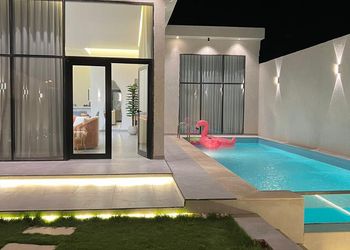 شاليه بجلسة تطل على مسبح خارجي 