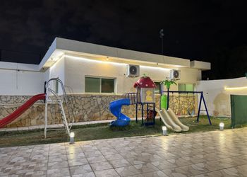 استراحة بملعب كرة طائره ومسبح