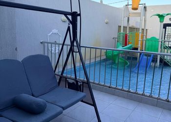 شاليه بألعاب مائية وجلسة خارجية