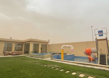 شاليه بمسطح اخضر ومسبح خارجي