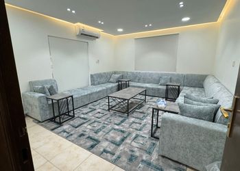 شاليه بمسطح اخضر وجلسة خارجية 