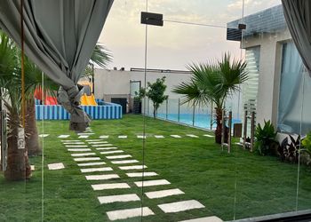 شاليه بجلسه مطله على مسطح اخضر