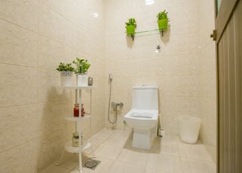 استراحة بملعب كرة قدم و مسبح