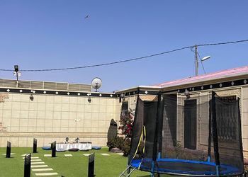 شاليه بجلسة خارجية ومسطح اخضر