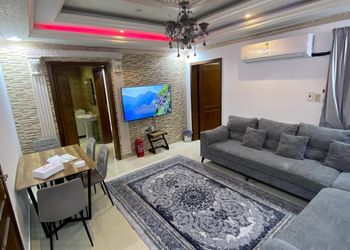 شقة بغرفة معيشة وغرفة نوم 