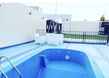 شاليه بجلسة تطل على مسبح خارجي 