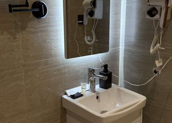 استديو بسرير ماستر وجلسة مريحة 