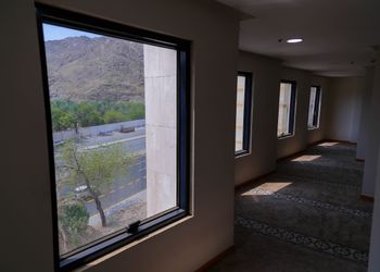 استديو بأثاث مريح وبسيط 