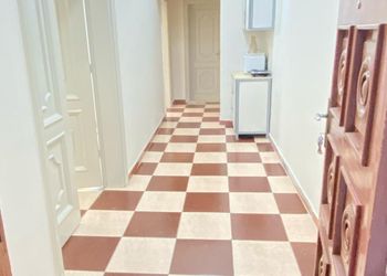 استديو بسرير ماستر وجلسة مريحة 