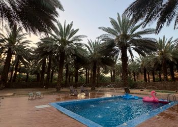 مزرعة محاطة بالجبال